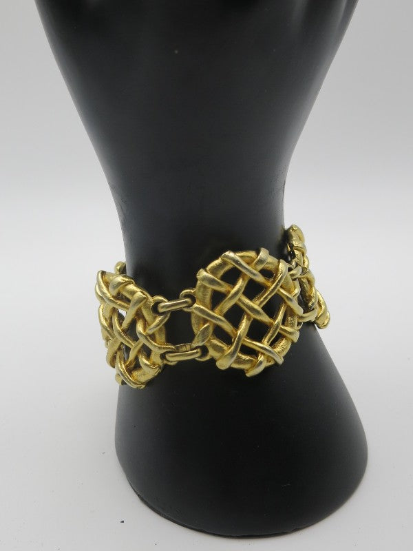 Criss cross gold circle bracelet